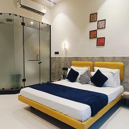 Hotel Gold Palace Inn Surat Exterior photo