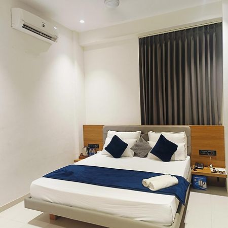 Hotel Gold Palace Inn Surat Exterior photo