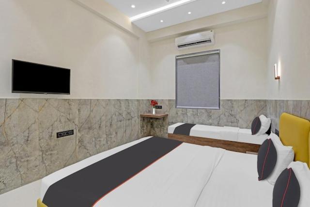 Hotel Gold Palace Inn Surat Exterior photo