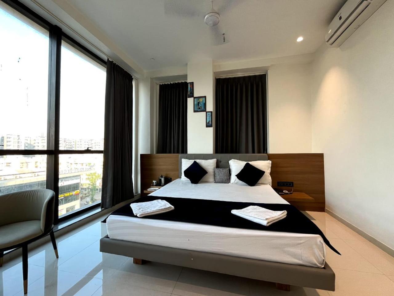 Hotel Gold Palace Inn Surat Exterior photo