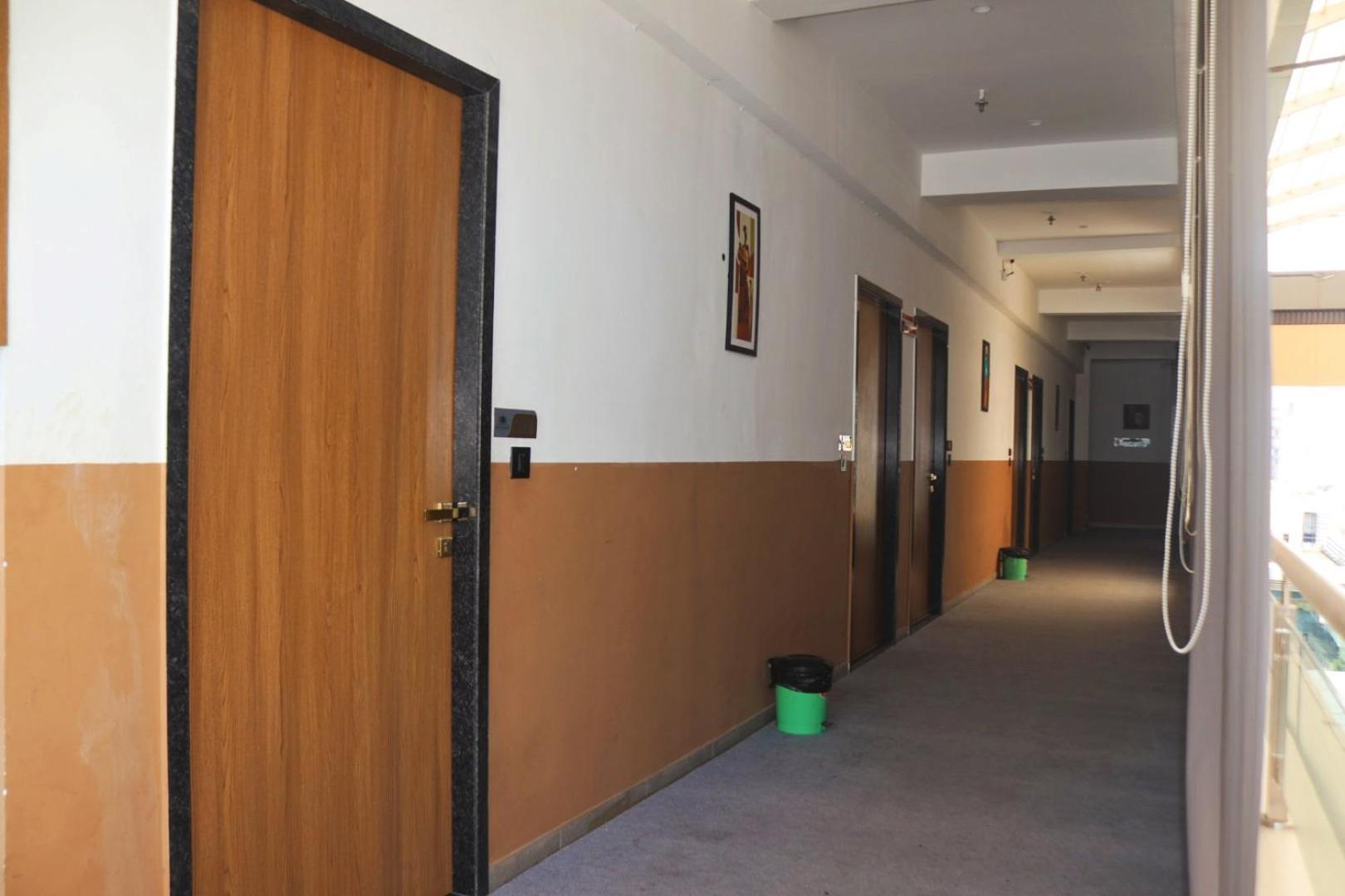 Hotel Gold Palace Inn Surat Exterior photo