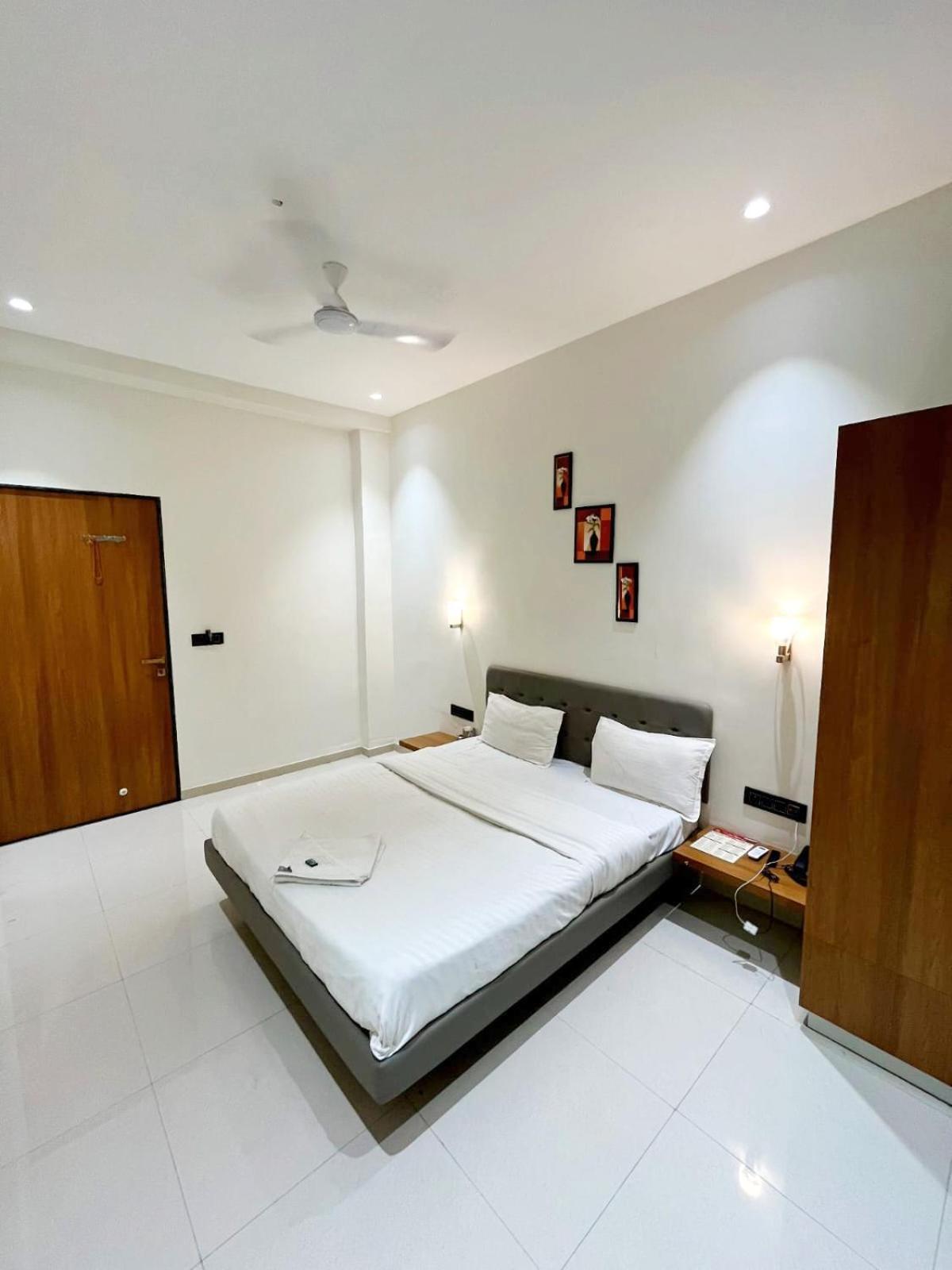 Hotel Gold Palace Inn Surat Exterior photo