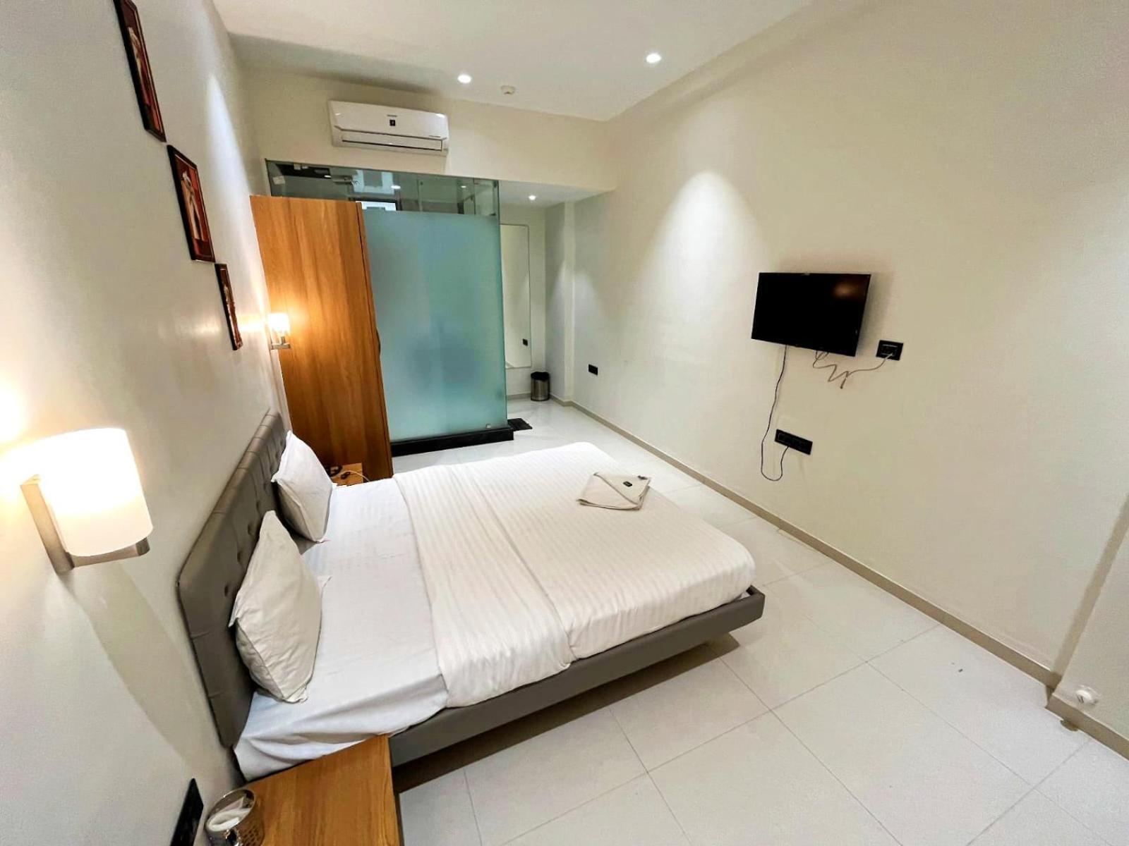 Hotel Gold Palace Inn Surat Exterior photo
