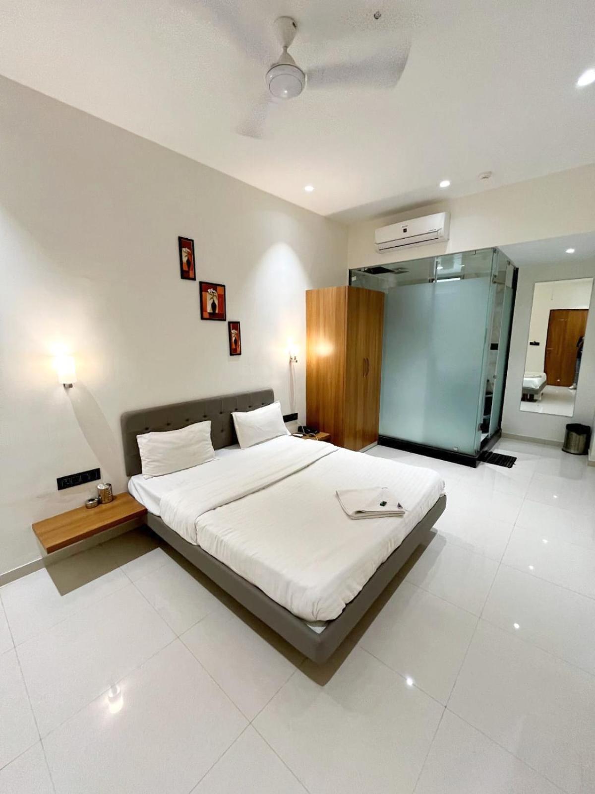 Hotel Gold Palace Inn Surat Exterior photo