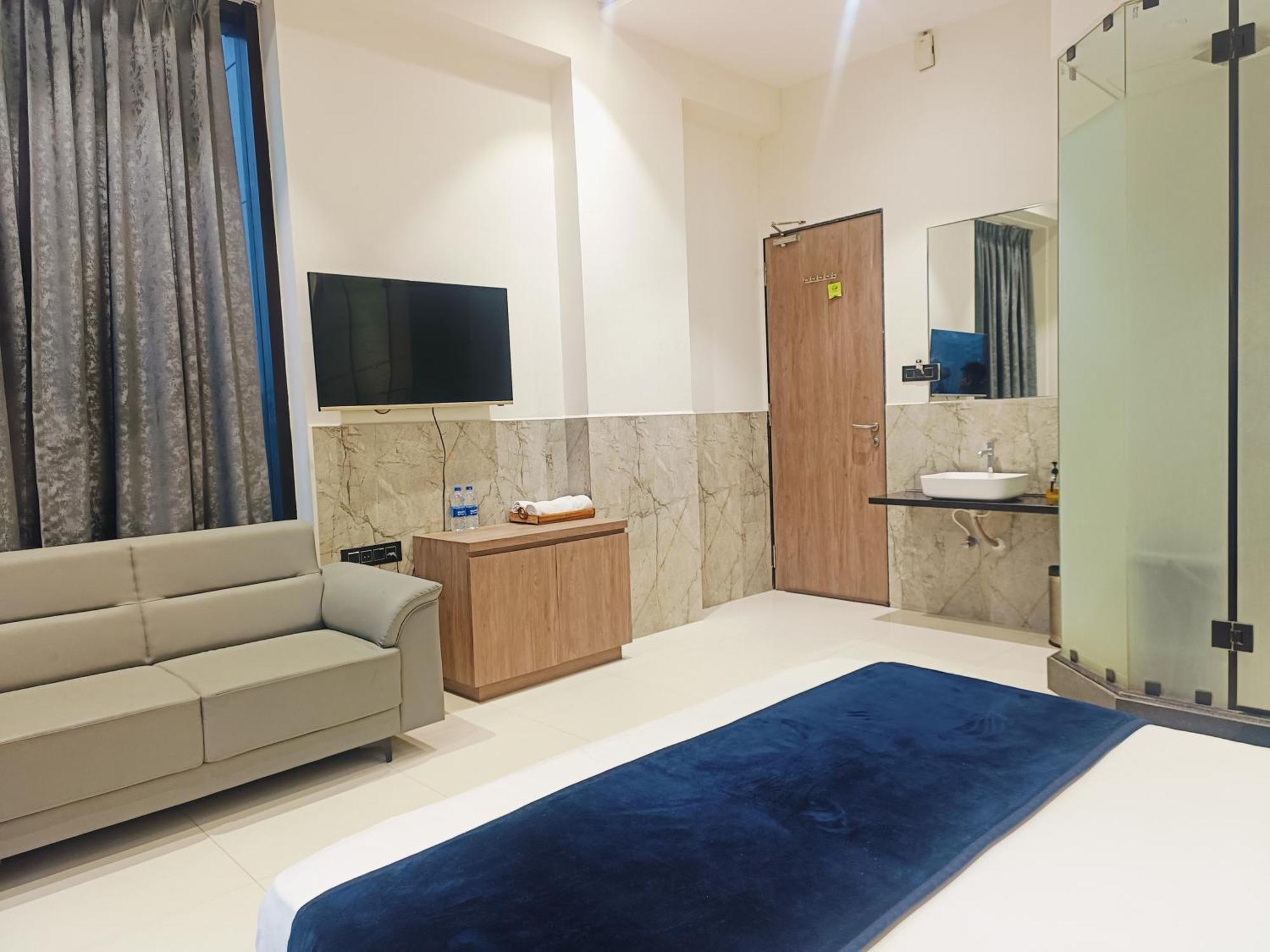 Hotel Gold Palace Inn Surat Exterior photo