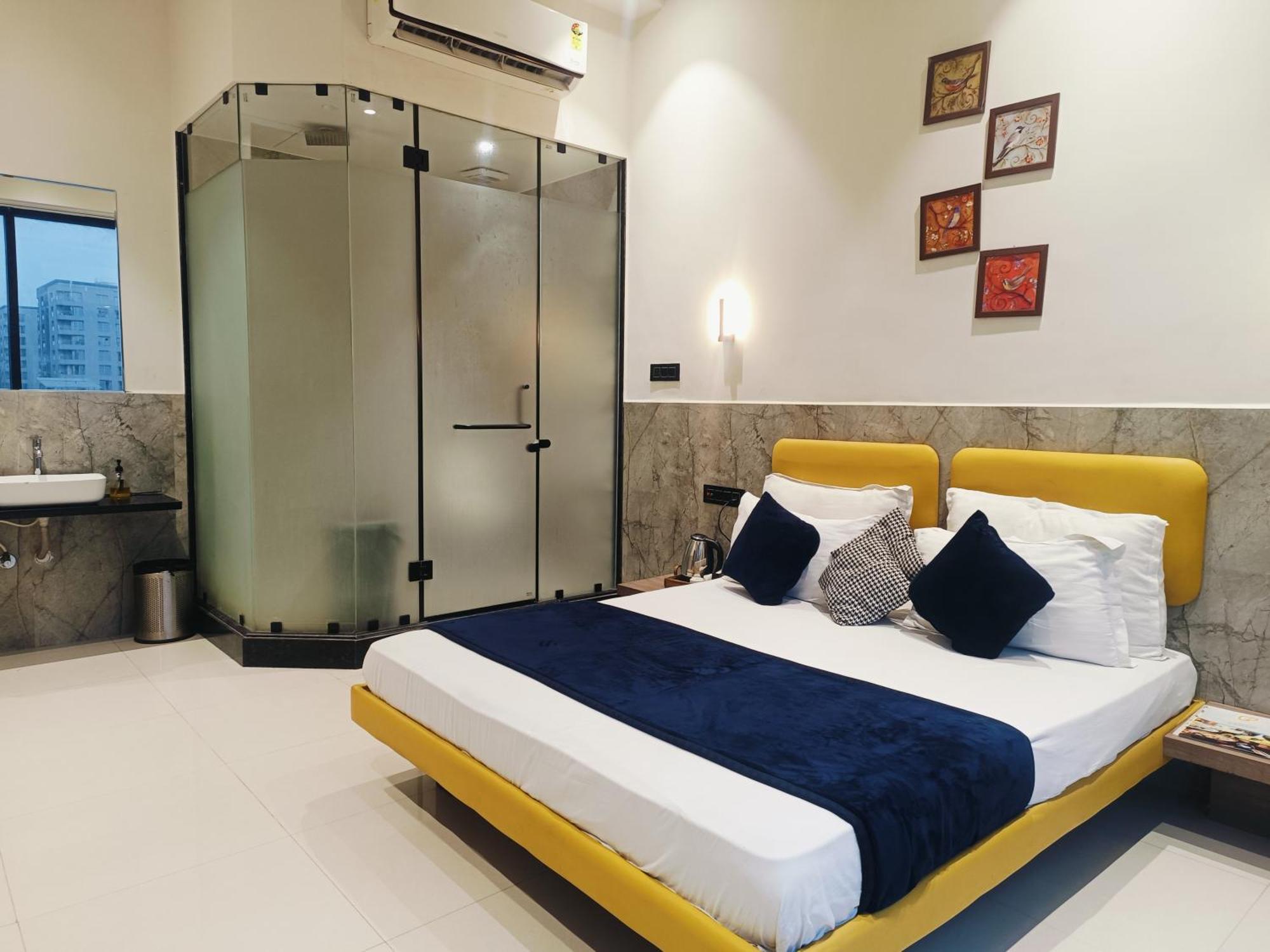 Hotel Gold Palace Inn Surat Exterior photo