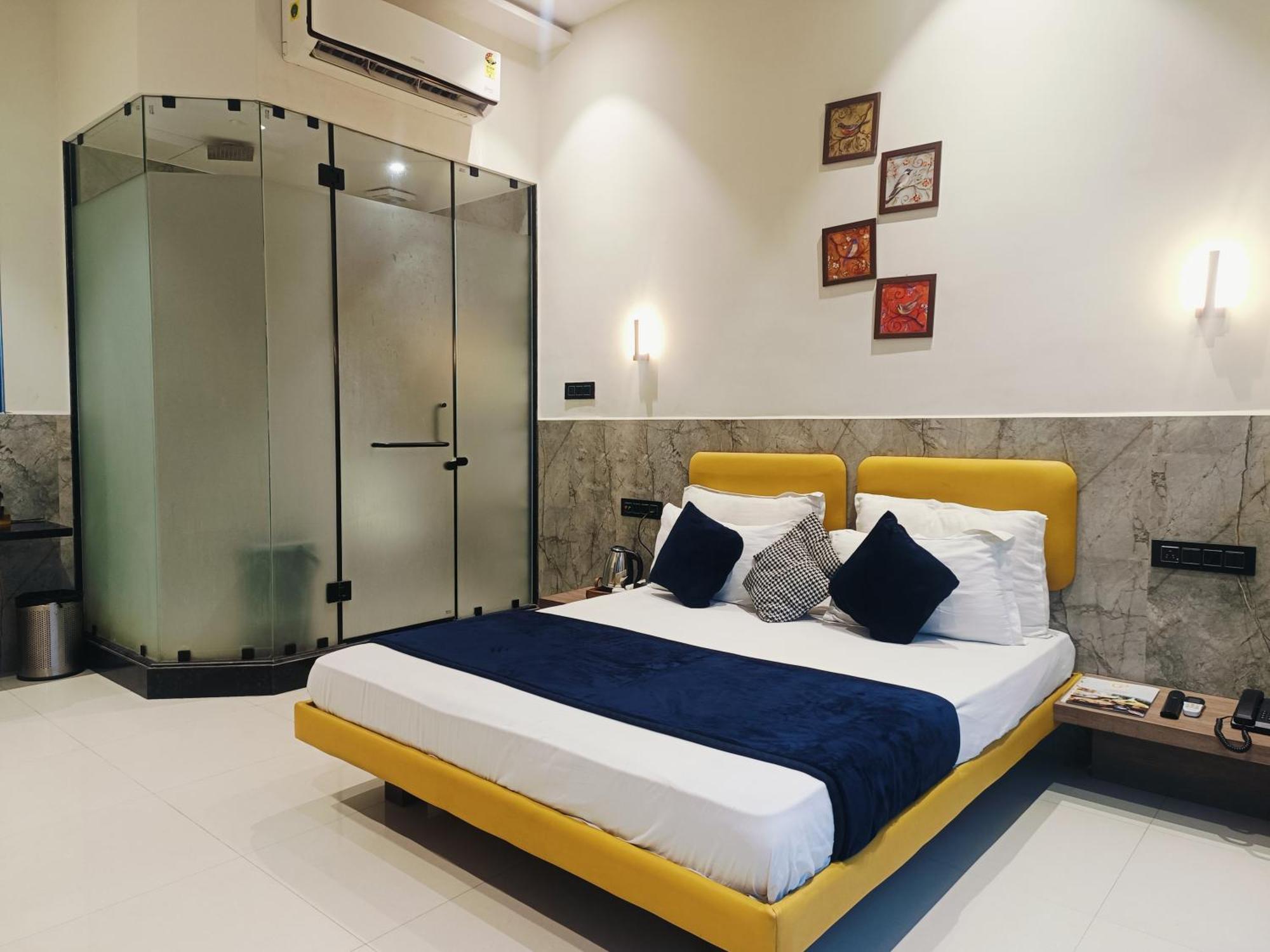 Hotel Gold Palace Inn Surat Exterior photo