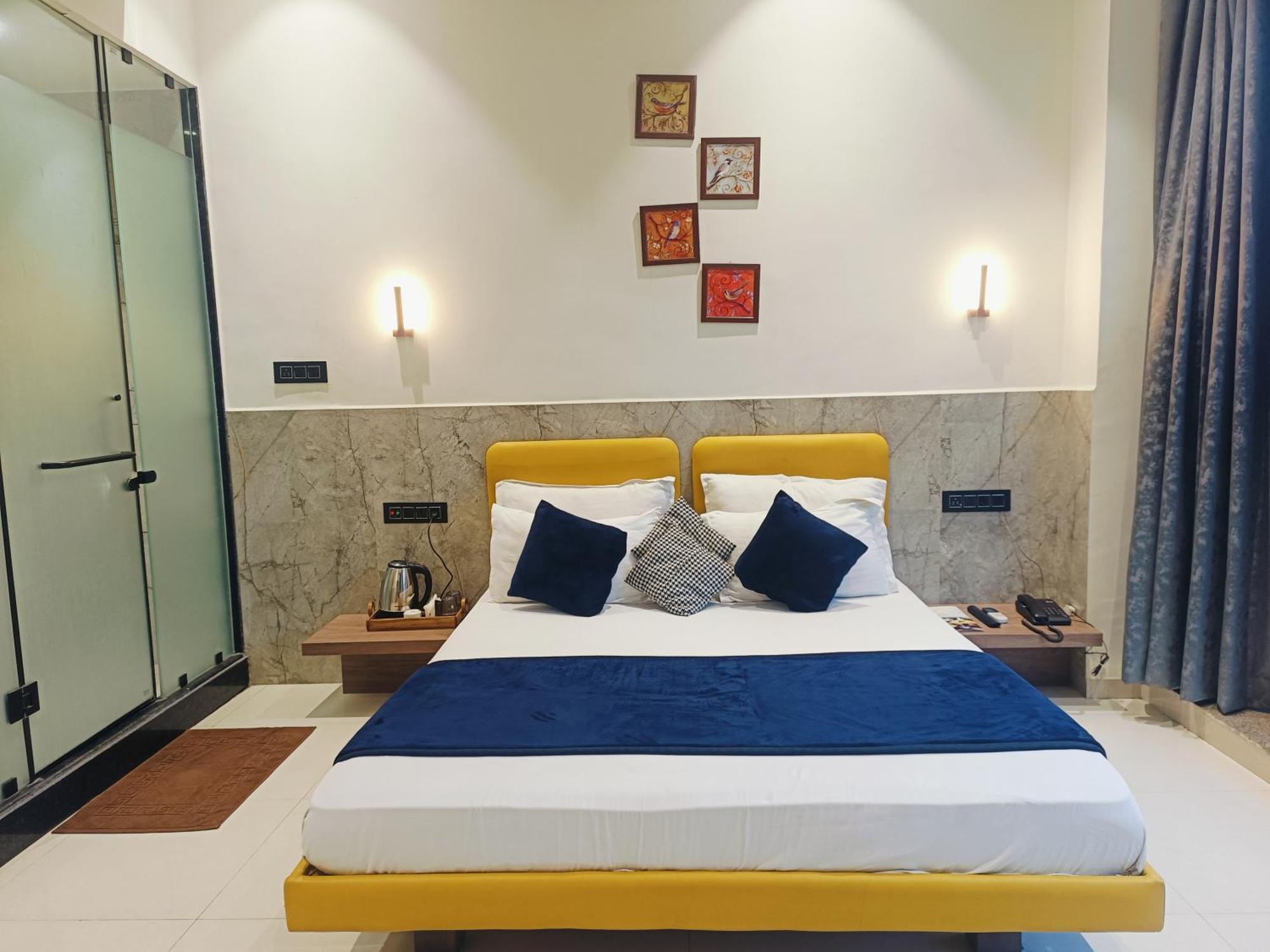 Hotel Gold Palace Inn Surat Exterior photo