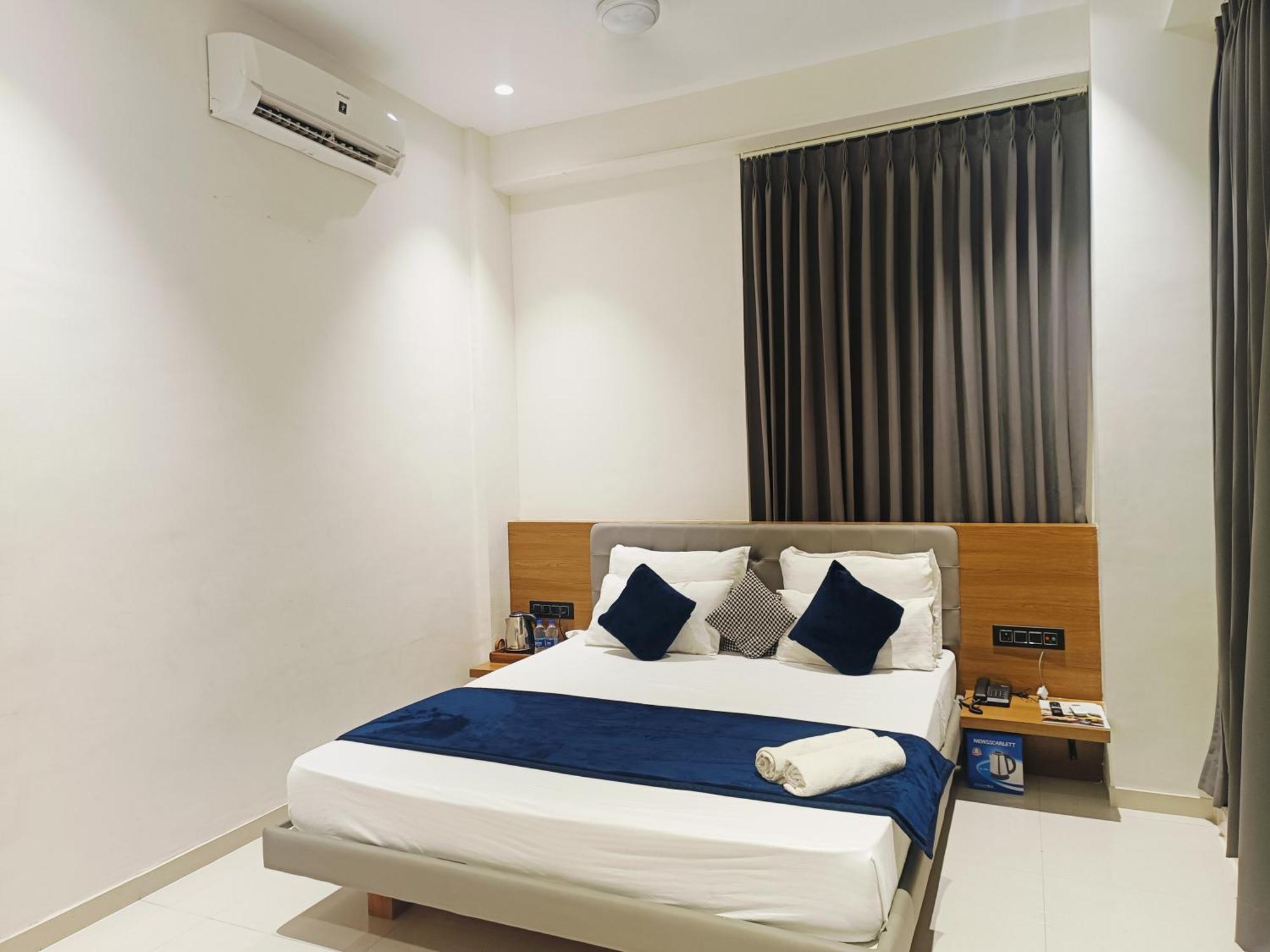 Hotel Gold Palace Inn Surat Exterior photo