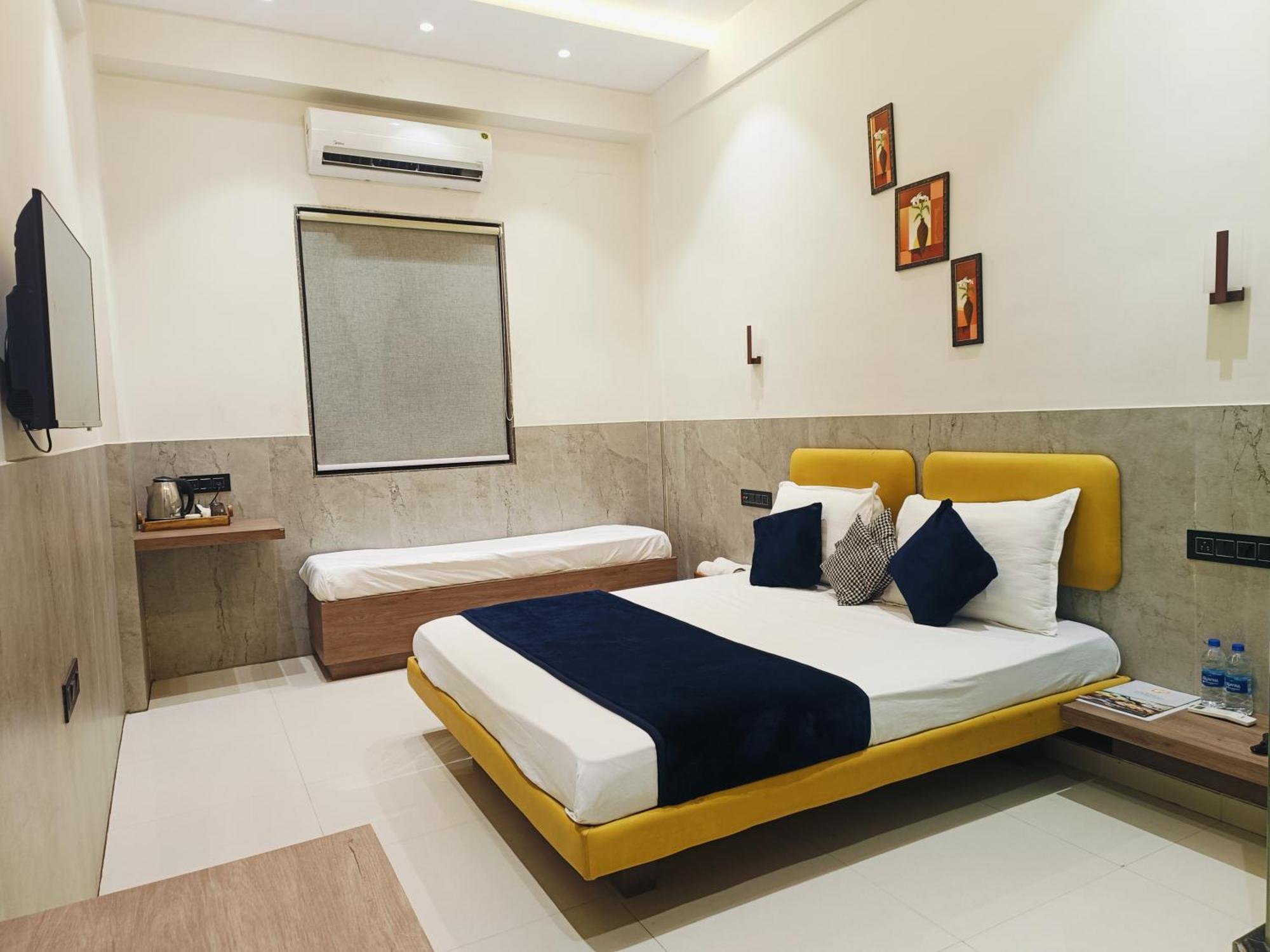 Hotel Gold Palace Inn Surat Exterior photo