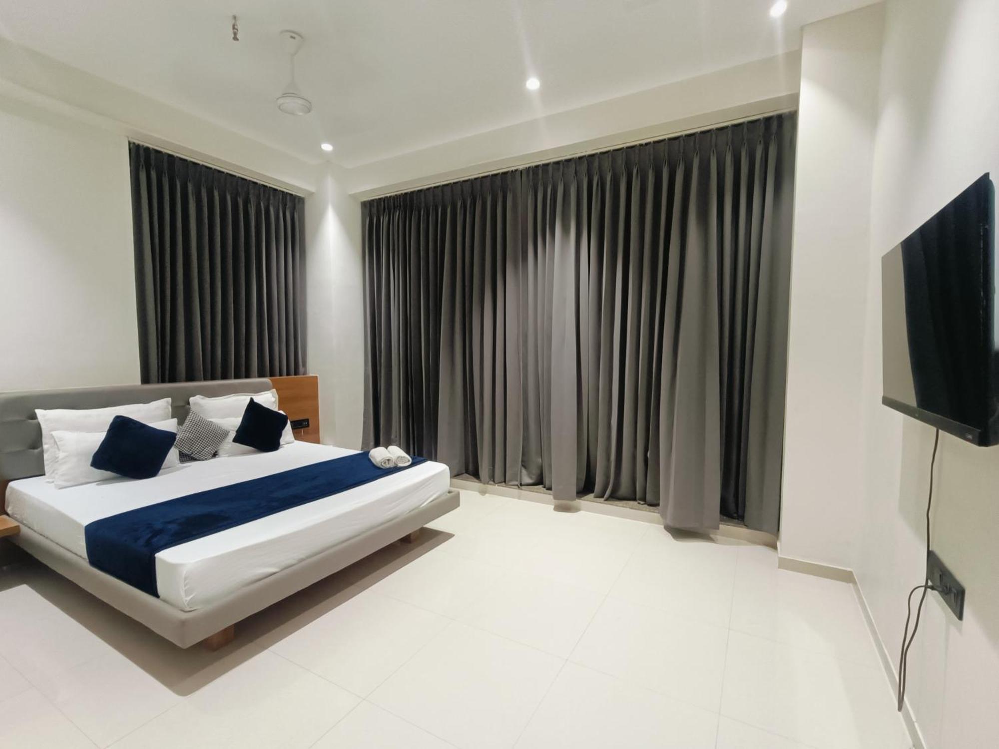 Hotel Gold Palace Inn Surat Exterior photo