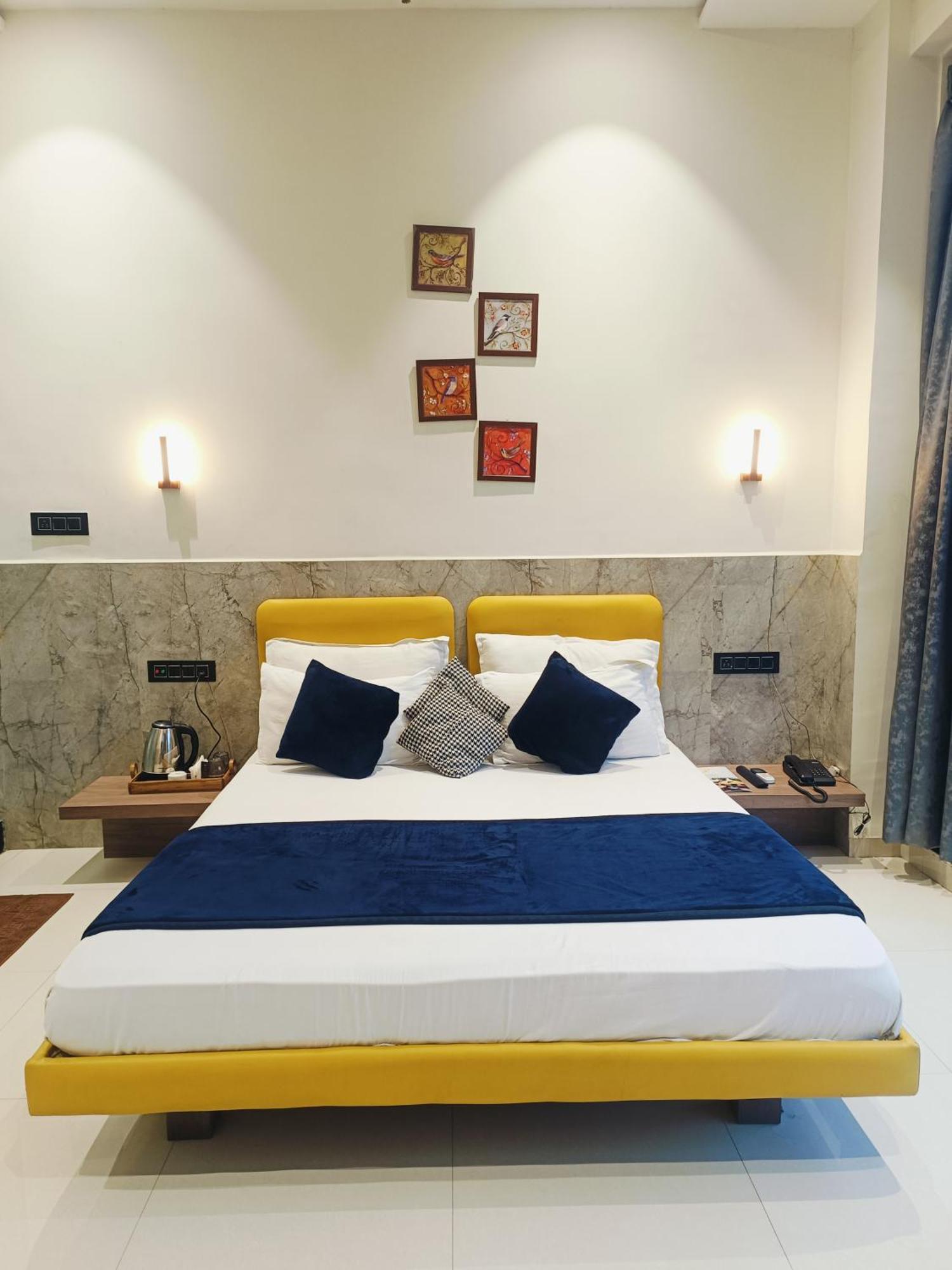 Hotel Gold Palace Inn Surat Exterior photo