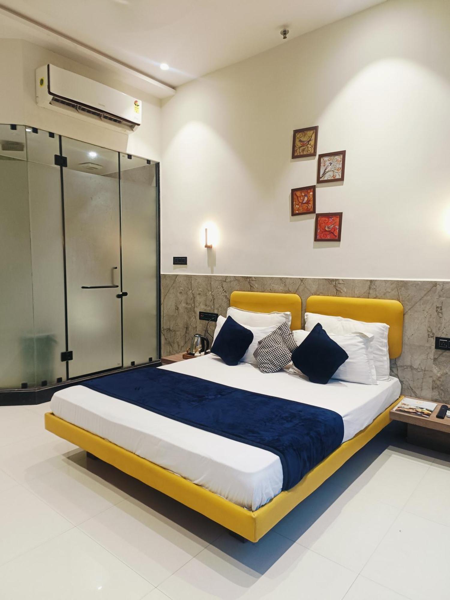 Hotel Gold Palace Inn Surat Exterior photo