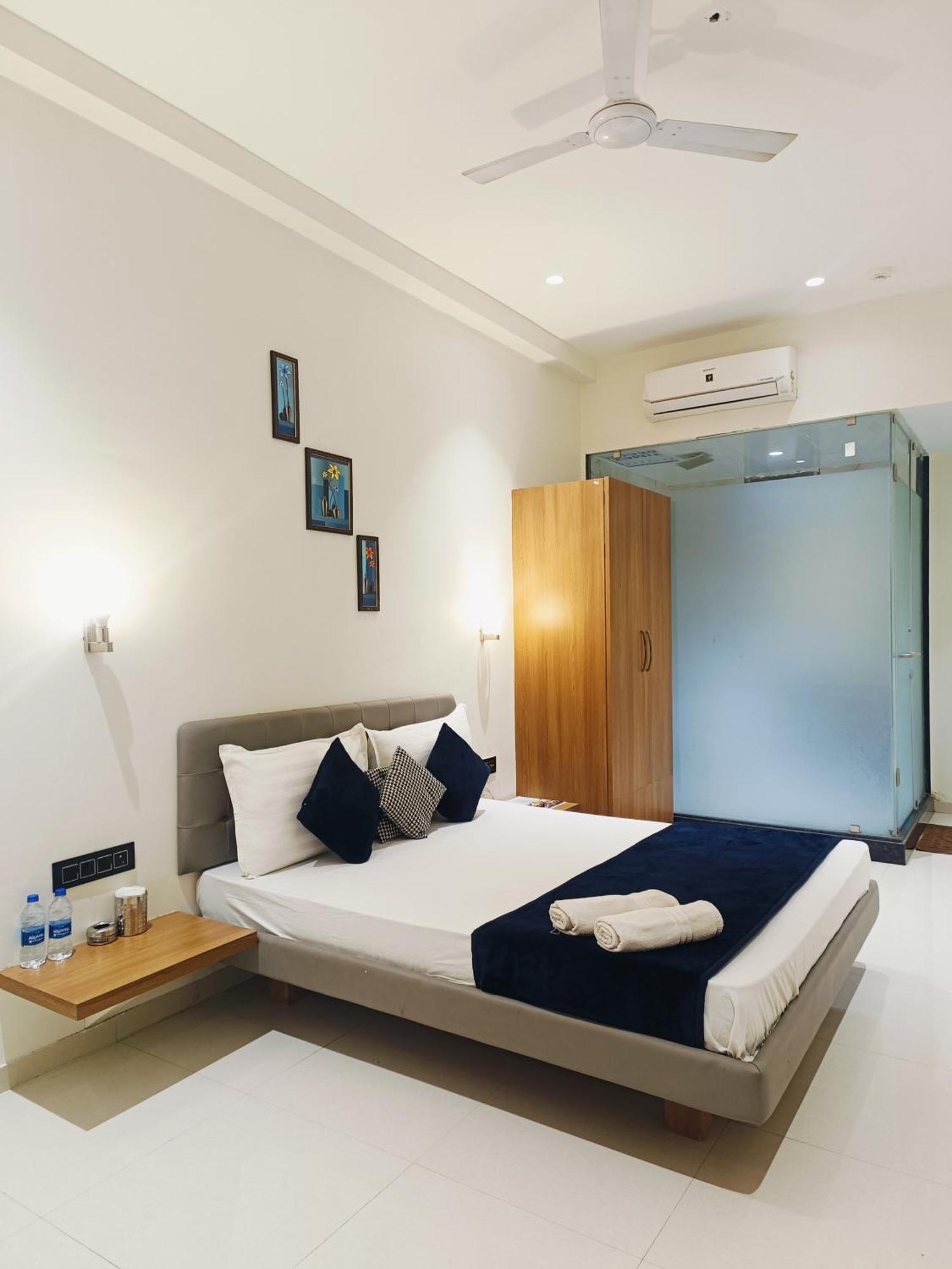 Hotel Gold Palace Inn Surat Exterior photo