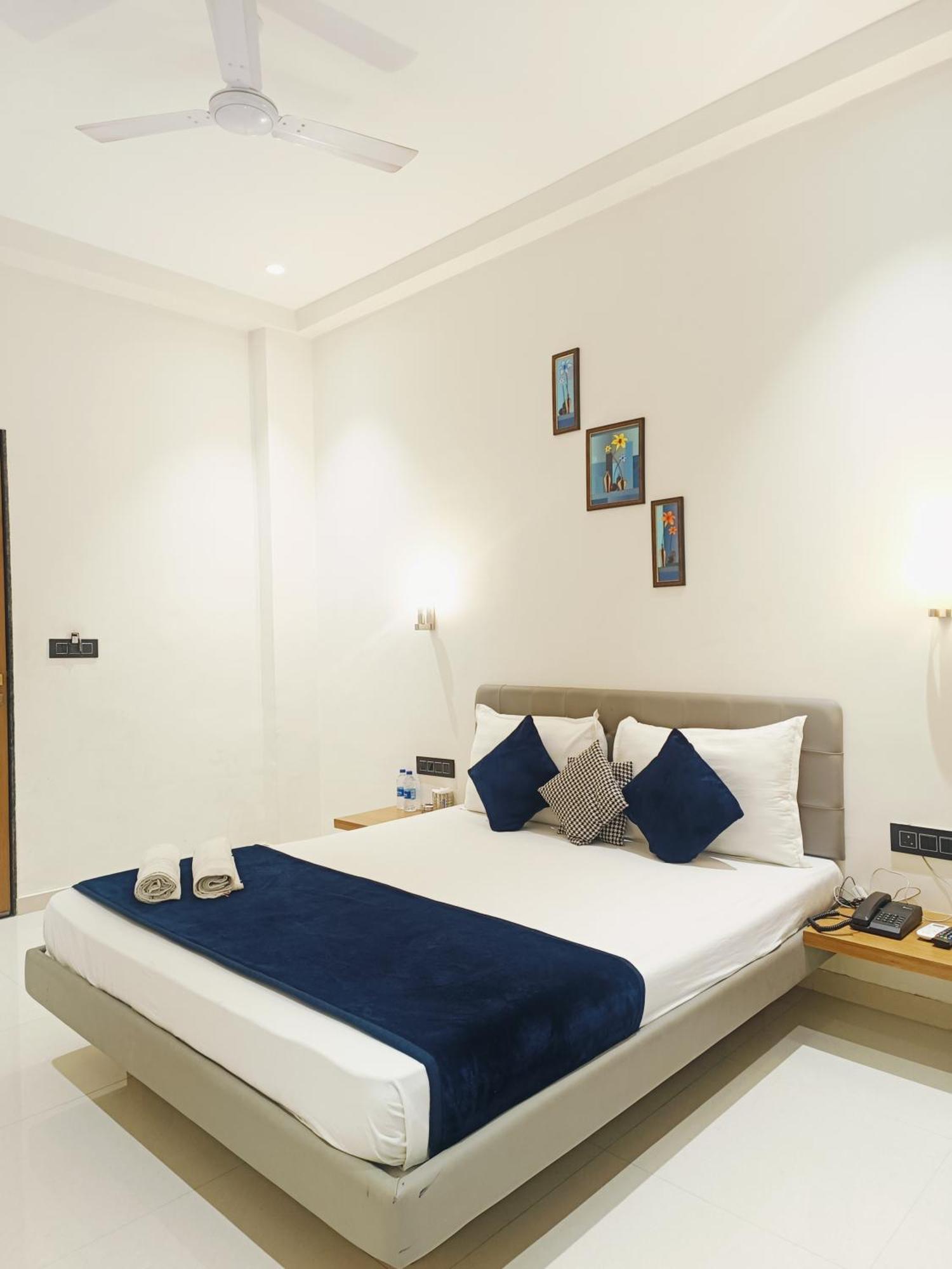 Hotel Gold Palace Inn Surat Exterior photo