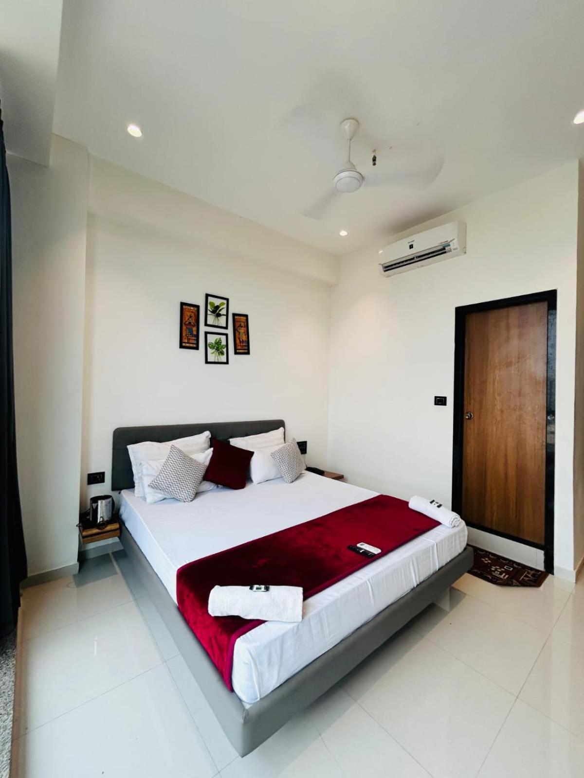 Hotel Gold Palace Inn Surat Exterior photo