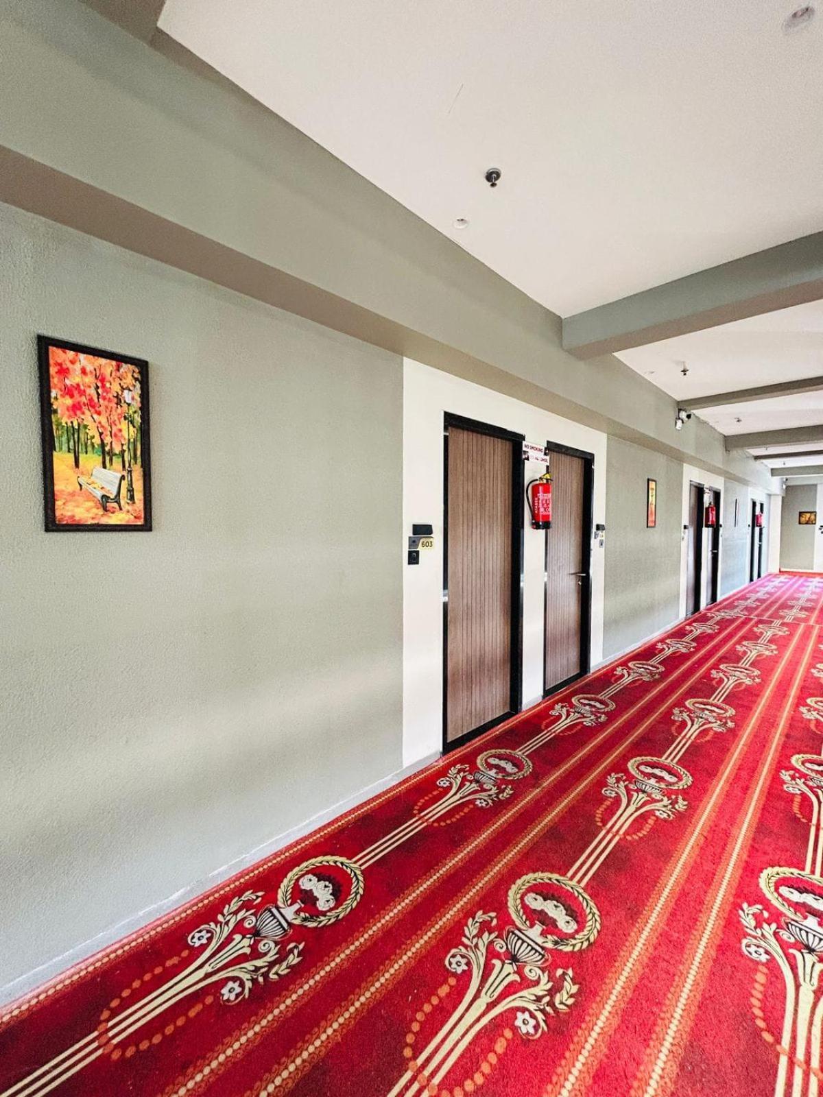 Hotel Gold Palace Inn Surat Exterior photo